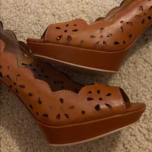 XOXO Shoes - New XOXO brown platform pumps